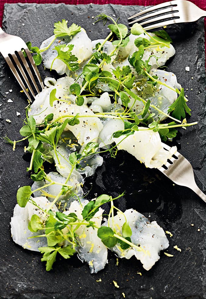 Sashimi på kveite med grønne urter